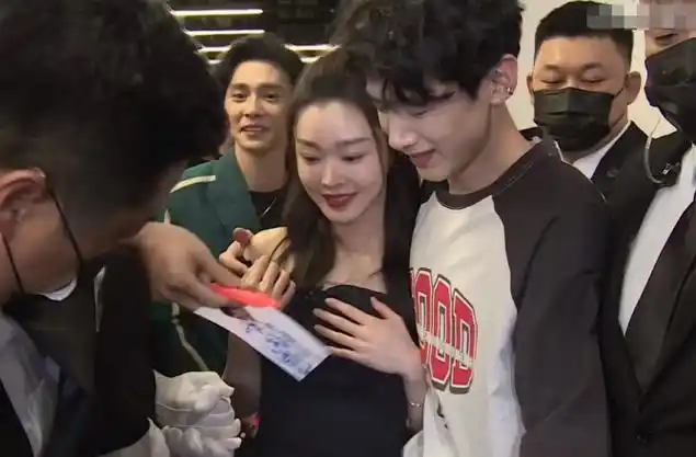 一部戏换一个女朋友,表面单纯的杨洋私底下究竟有多混乱?