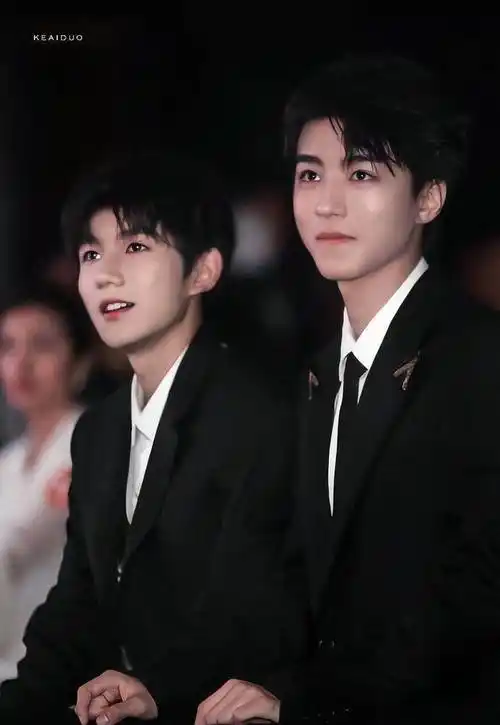 凯源cp发糖了,这个细节太戳人,王俊凯王源最新精修帅照来袭_风格_质感