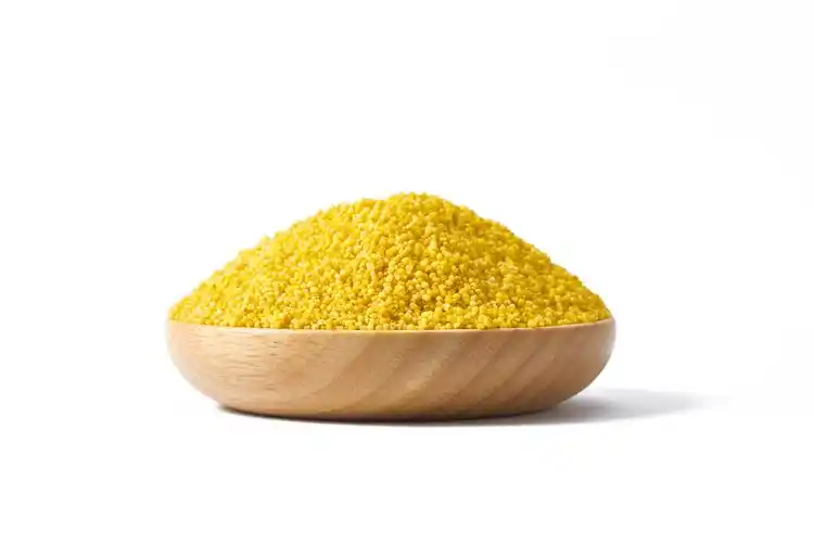 白底木盘黄小米一盘黄小米一盘米粒一盘粮食