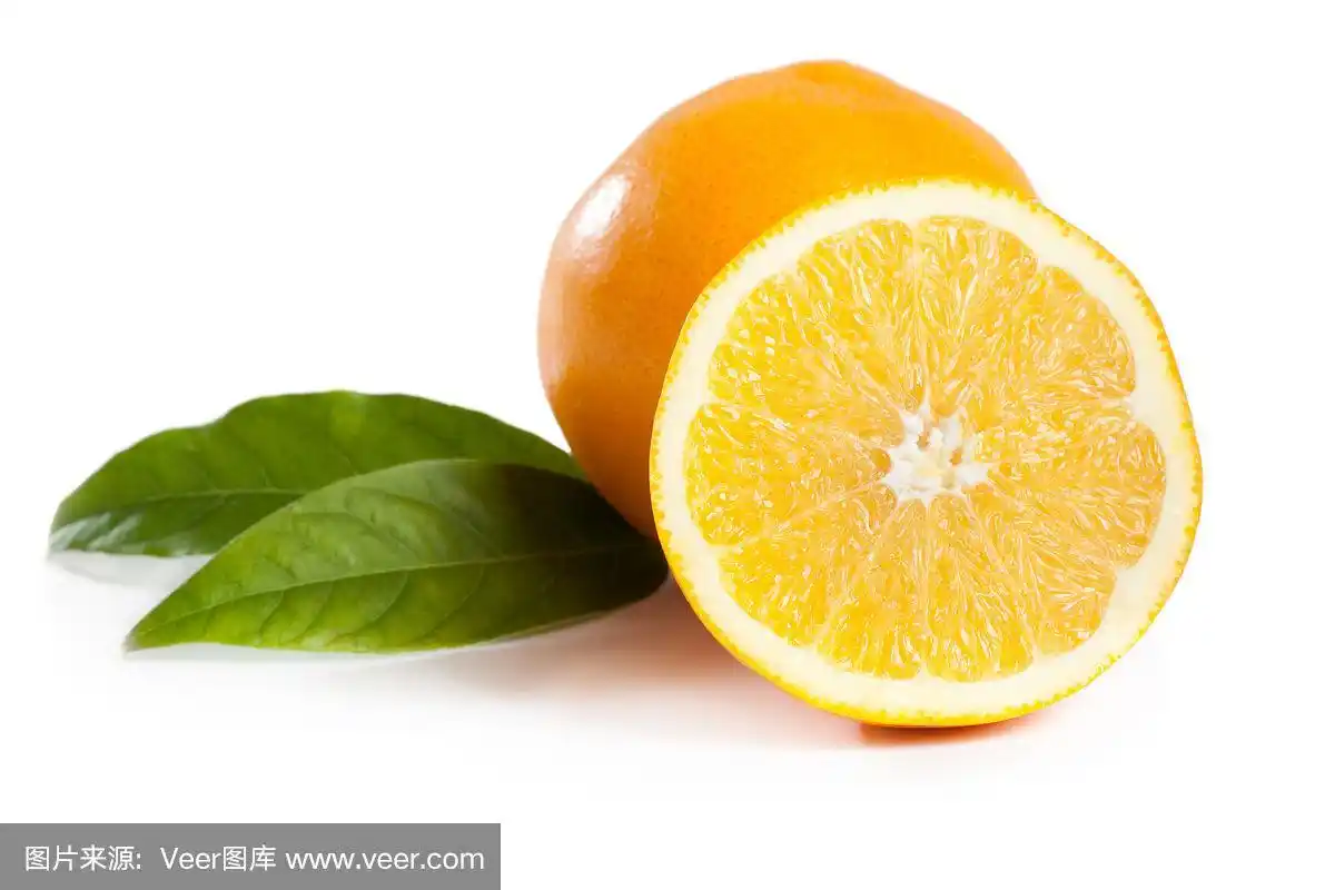 在白色背景上切开孤立的柑橘类橙子水果