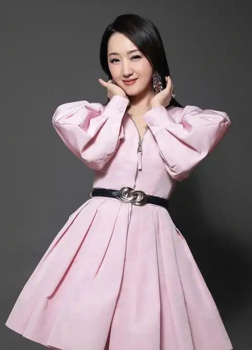 杨钰莹,52岁的她,至今还未步入婚姻的殿堂,也没有怀孕的喜讯传出.