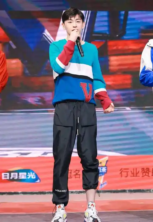 原创邓伦穿搭越来越大胆了娘炮粉上身意外帅气颜值才是硬道理