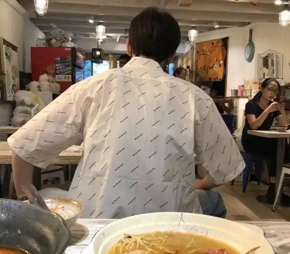 郭京飞年轻时颜值不输小鲜肉浓眉大眼皮肤光滑神似杨洋