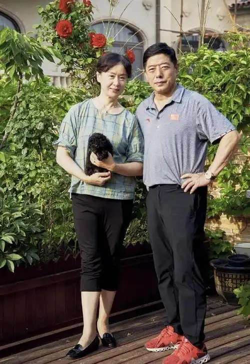 张继科罕见全家福!妈妈穿印花裙优雅似少女,儿子颜值低像爸爸!