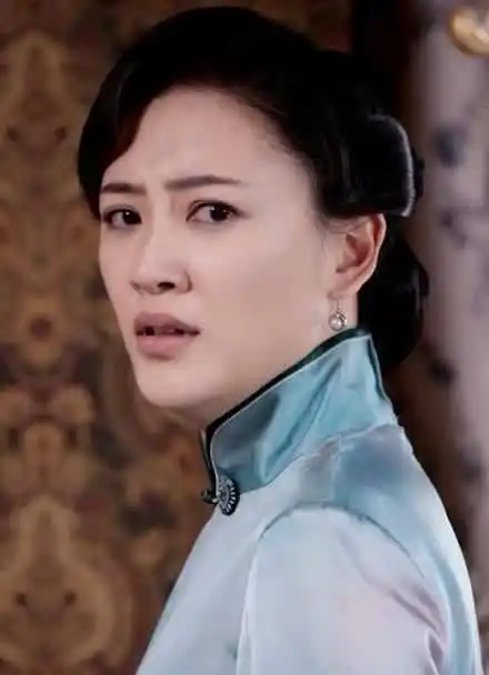 东方战场曝应采儿剧照-身穿旗袍温婉动人