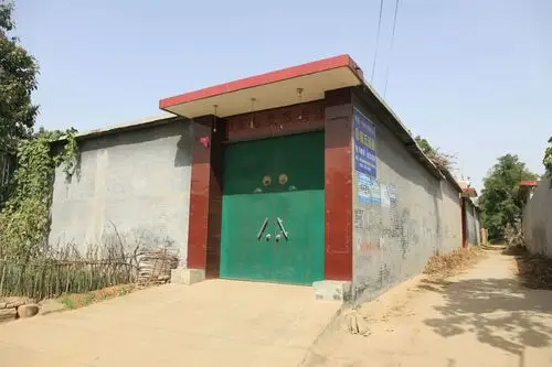 这是村干部家的房子,与周边其他村民的房子相比差不了多少.