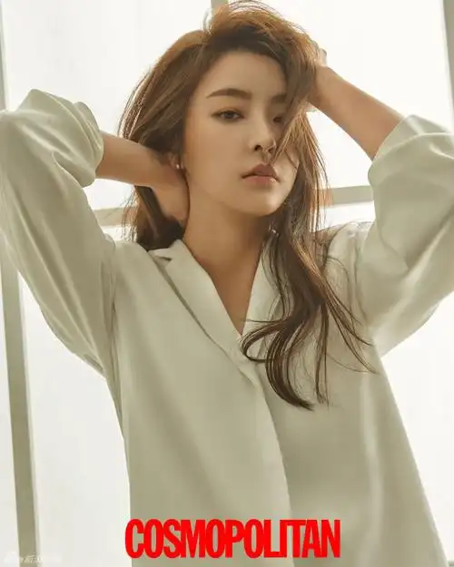 韩星郑柔美拍写真 演绎职场女性的干练气质