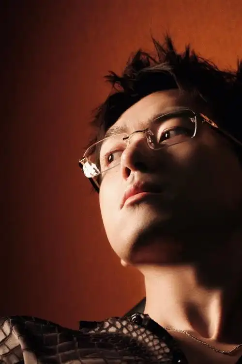 李现硬汉卖萌##李现戴墨镜嘟嘴#李现戴墨镜嘟嘴硬汉卖萌,现哥可爱到