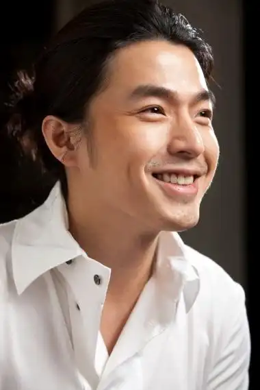 李威(1980年7月9日-),本名李翊玮,台湾男艺人;李易的堂哥.