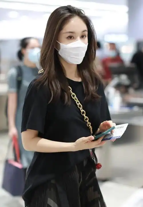 当妈的王子文仍打扮成小姑娘,垫肩t恤配短裤,小个子穿出好比例