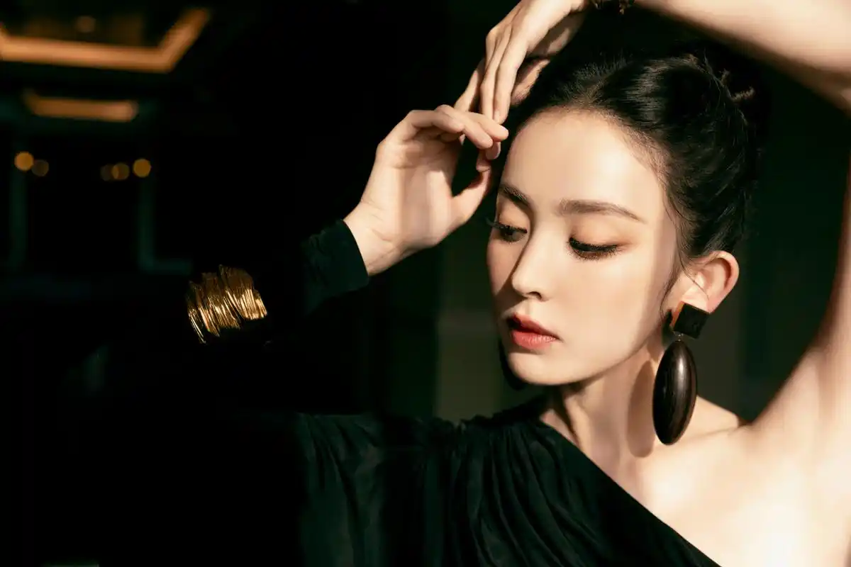 古力娜扎,一袭黑色礼裙,诠绎法式浪漫