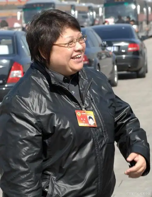 然而,当这张18岁的军装照片曝光后,所有人都不得不承认,年轻时的韩红