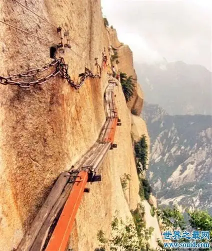 华山长空栈道地势险峻,早在700多年前便已经修建