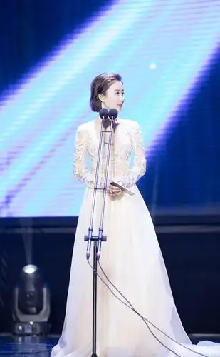 舒畅真豁得出去,白色镂空礼服似裸穿,凹凸身材太惹眼,看服了