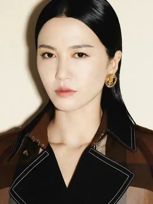 七夕之际,歌手 @谭维维 携burberry哑光「千金气垫」飒意而来