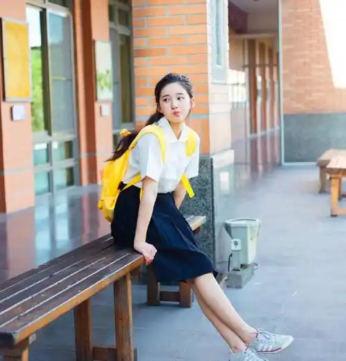 原创18岁赵露思有多美瘦到尖下巴抢镜还惊现蚂蚁腰判若两人