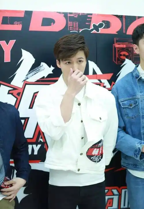 他身高182岁,在阳光下很帅,其面部特征与林瑞阳年轻时完全相同.