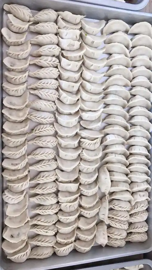 热热闹闹包饺子