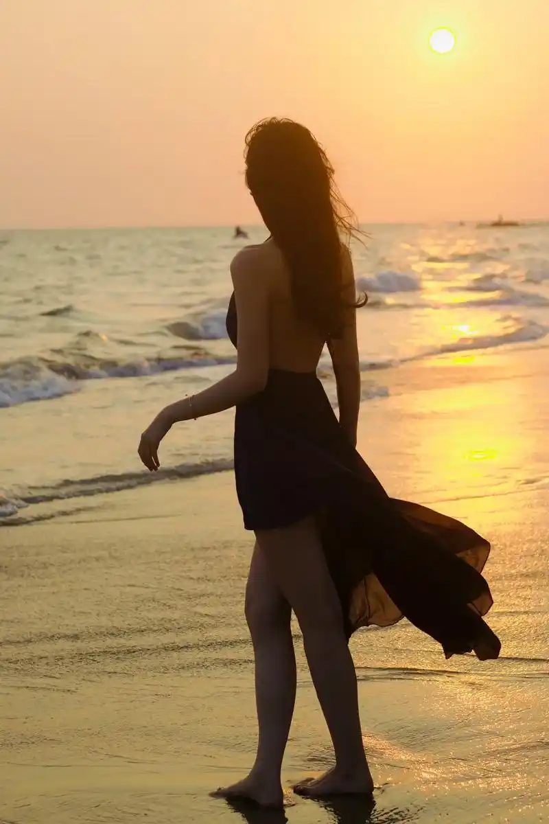 三亚湾海边的落日和绝世大美女