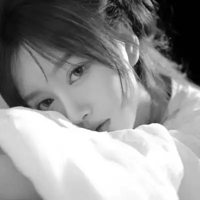 女生头像ins高级质感黑白