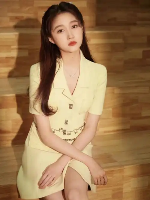 关晓彤鹅黄色套装活力满满短裙尽显大长腿