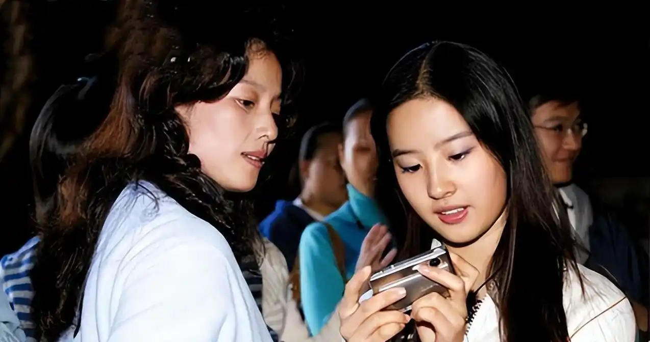 刘亦菲的妈妈刘晓莉:两婚两离,至今单身,长得比女儿还漂亮