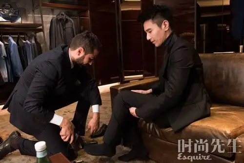 独家| 赵又廷提前穿秀款,一次连试七双鞋