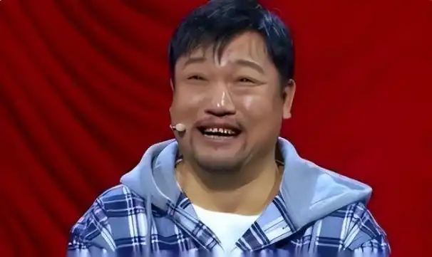 在喜剧界,曾有多位喜剧大咖竖起大拇指,称赞贾冰为大师级别的喜剧人