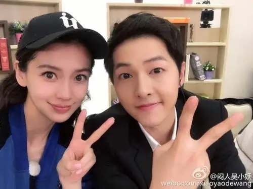 【2016.05.14】【明星】宋仲基angelababy摆剪刀手合照