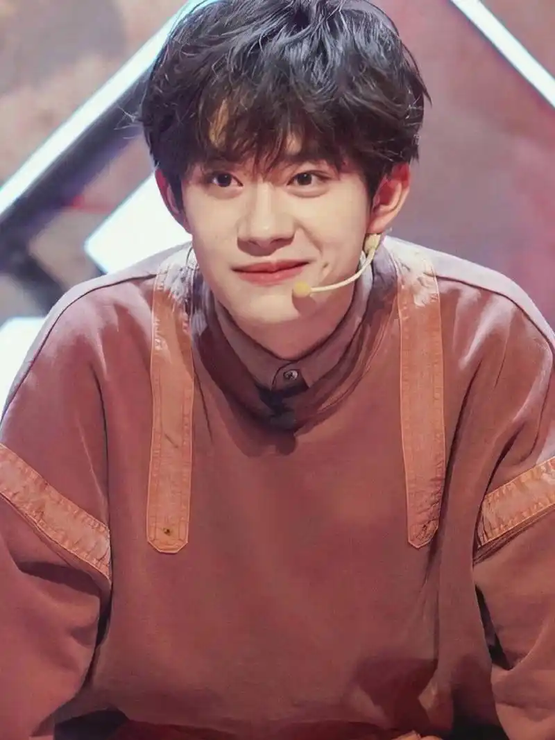 收集易烊千玺的笑容,手机高清壁纸 玺子笑起来太治愈了 	 图片来自