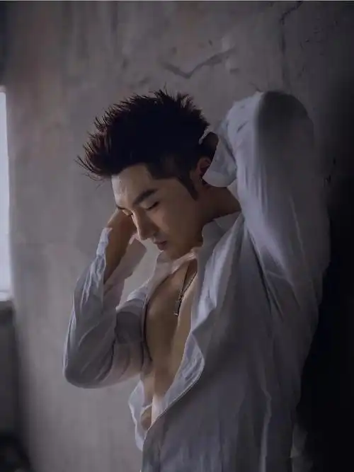 胸肌配衬衣,这个长腿肌肉男帅爆了!