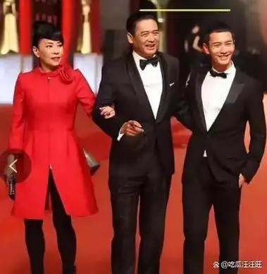 当黄晓明与"发哥"周润发并肩站立时,他的身高仅及周润发的额头,即便