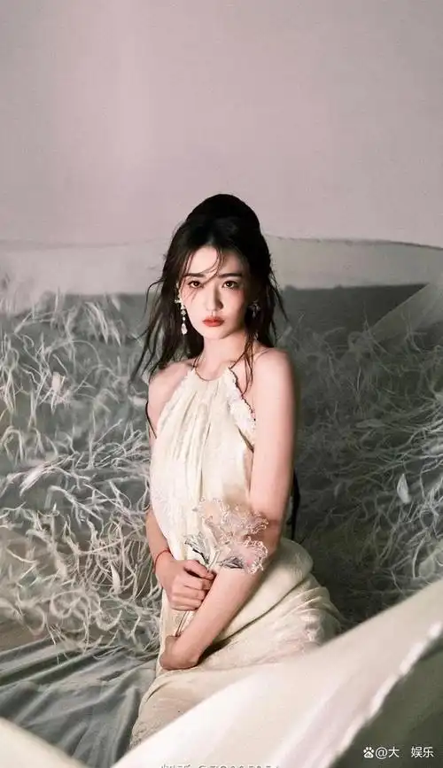 徐璐私下时尚写真既能甜美可人又能霸气四射真是百变女神