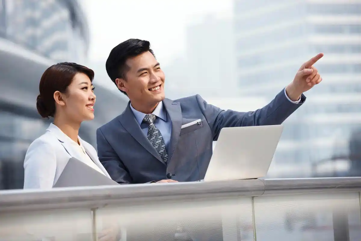 首先,我们要说的是在职场上会拍马屁,会说话,会政治,会外形管理,会