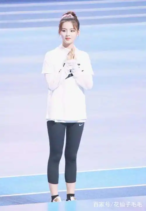 其实紧身的运动裤穿在杨超越身上腿还真是非常显纤细的模样,扎起了高