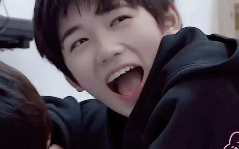 【宋亚轩】这小孩笑起来也太甜了吧!_哔哩哔哩_bilibili