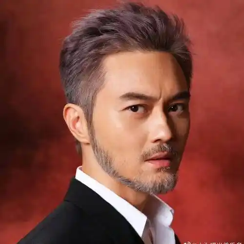 近日,有网友在社交平台上传了张智霖到著名叉烧店光顾的照片,只见他