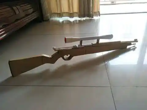 下面这位就用纸板做了一只98k.这手工,你爸爸应该是个专业木匠吧?