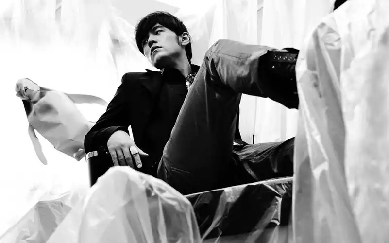 求周杰伦的超清大图 最好能当海报