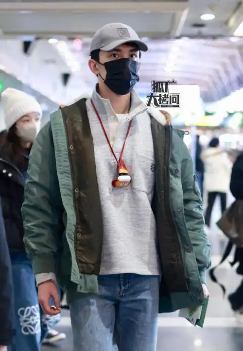 吴磊结束巴黎时装周行程机场到达图……__财经头条