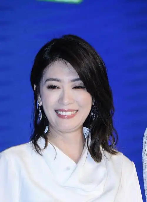 44岁贾静雯身材完美,未p照脸部皮肤松弛,开怀大笑露出双下巴