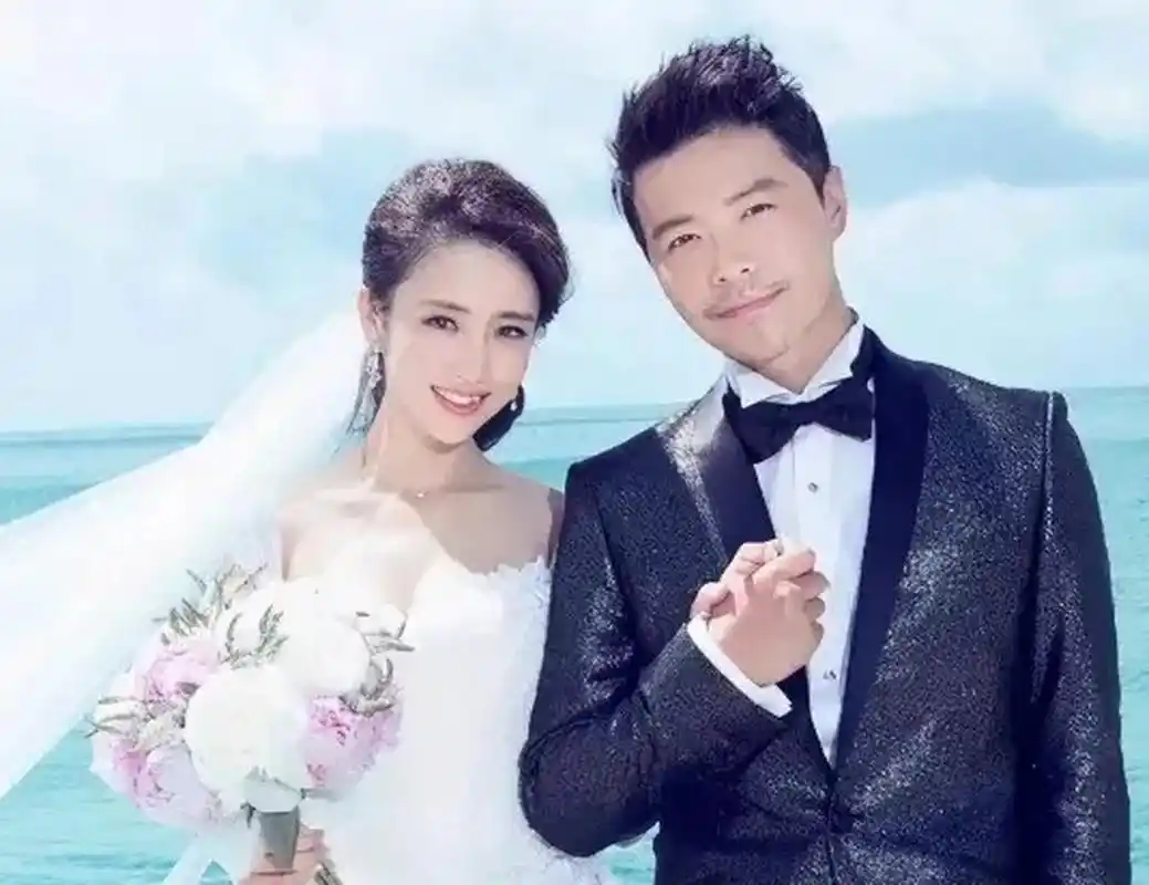 当年,佟丽娅和陈思诚结婚时,雷佳音担任婚礼司仪,但陈思诚的母亲却