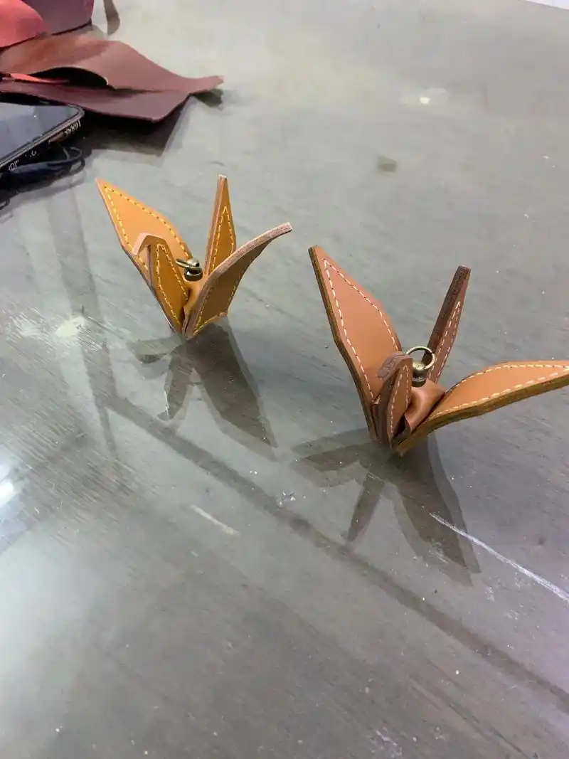 千纸鹤挂饰挂件和灯笼牛皮盒子