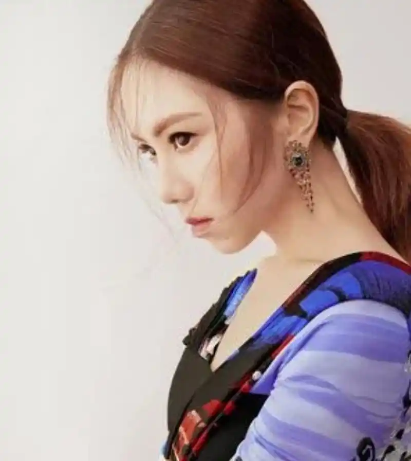 1,易烊千玺平常更喜欢坐高铁而不是飞机,只要行程不匆忙他都会坐高铁