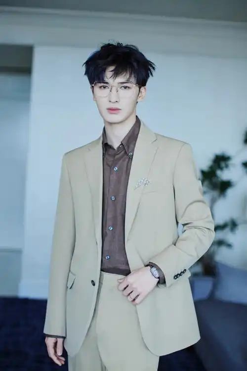 朱正廷美拉德配色西装