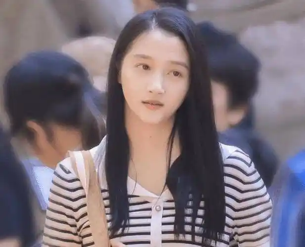 原创关晓彤新戏杀青了休息时被拍素颜照片无美颜下的模样真看愣我