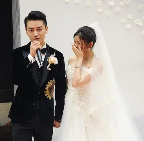 陈妍希和陈晓的结婚照火到海外!成为电影海报,网友:太甜了