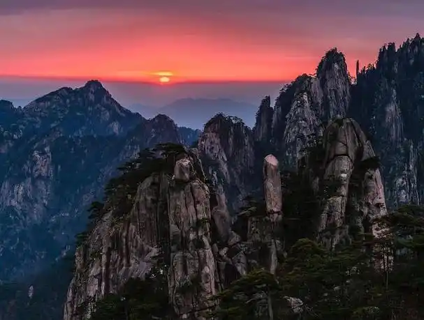 因其山峰奇特,云海美景而享有"天下第一奇山"之誉,也是中国著名的风景