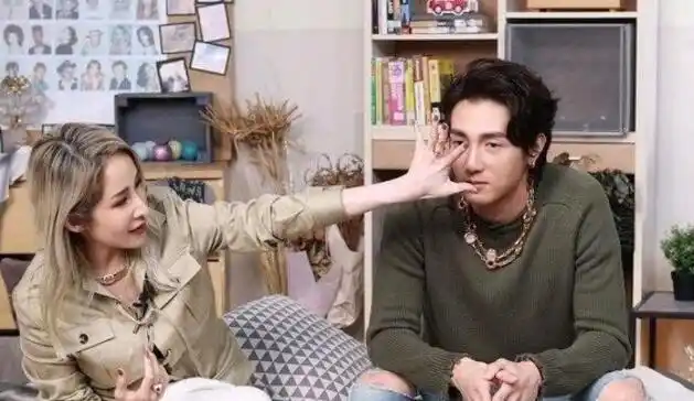 萧亚轩男友黄皓是做什么的黄皓资料背景被扒职业曝光