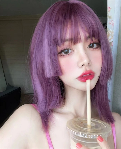 搭肩短发 公主切 浅紫色挑染,这款染发其实是同色挑染了,只是挑染的发